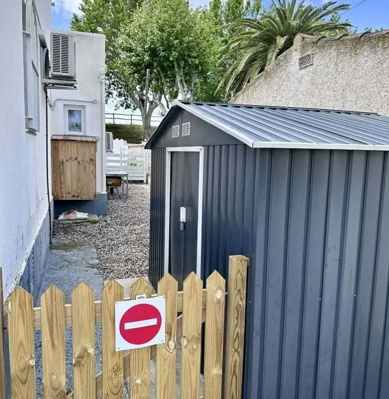 Grande villa avec Lic. Tourist. ! exposée sud ; 4 chambres, 3 salles d’eau, 1 cuisine d’été, piscine (25m2)