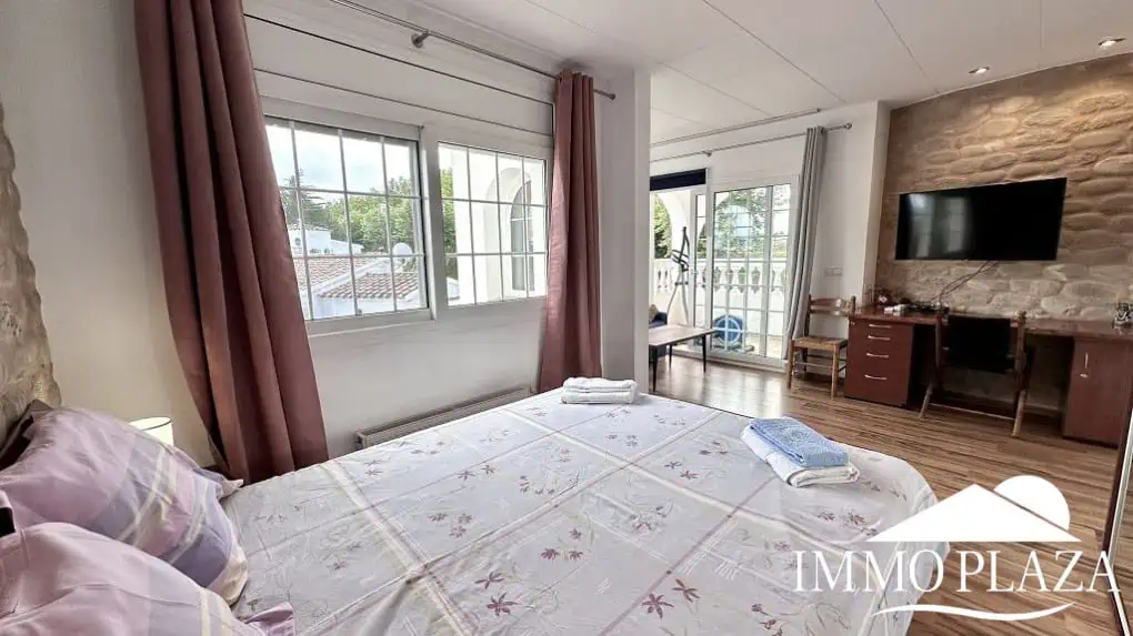 Grande villa avec Lic. Tourist. ! exposée sud ; 4 chambres, 3 salles d’eau, 1 cuisine d’été, piscine (25m2)