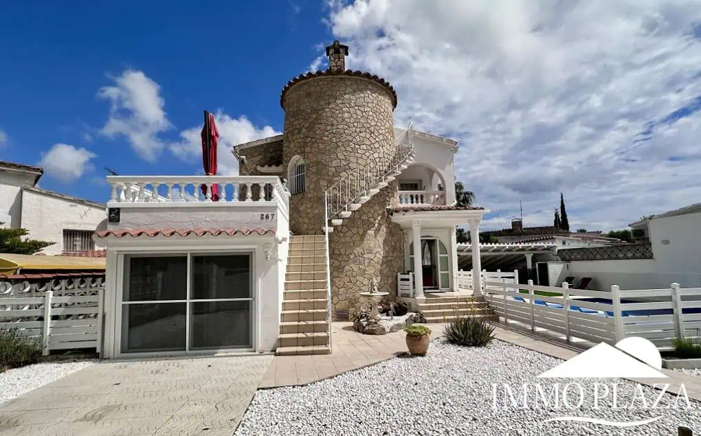 Grande villa avec Lic. Tourist. ! exposée sud ; 4 chambres, 3 salles d’eau, 1 cuisine d’été, piscine (25m2)