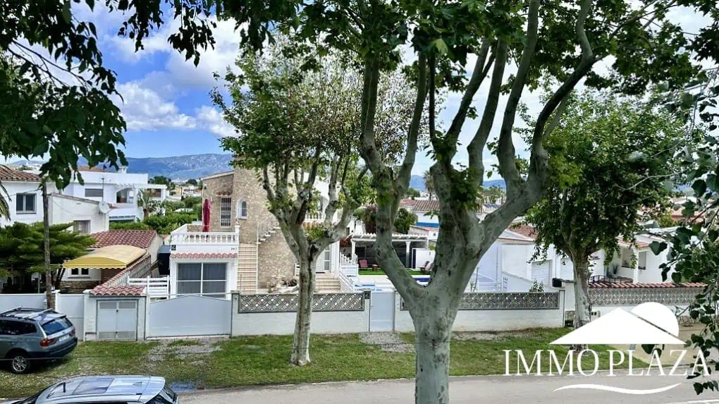 Grande villa avec Lic. Tourist. ! exposée sud ; 4 chambres, 3 salles d’eau, 1 cuisine d’été, piscine (25m2)