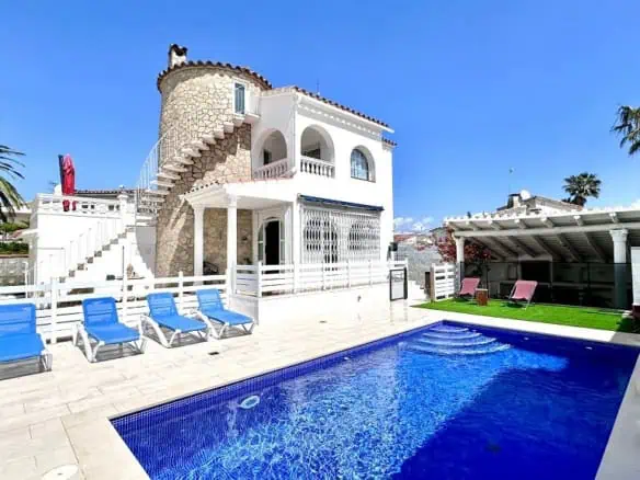 Large villa with Lic. Tourist. ! facing south; 4 bedrooms, 3 bathroms, 1 summer kitchen, swimming pool (25m2)
