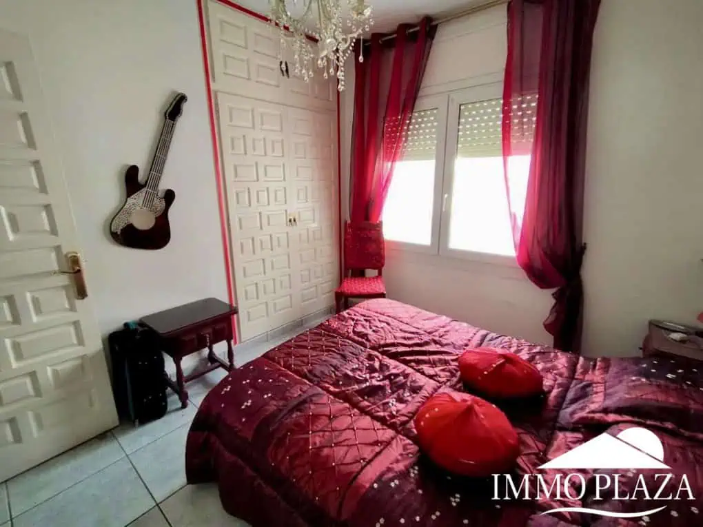 Vila al canal de 2 apartaments (4 dormitoris) amb amarratge de 12,5m, piscina i garatge. Terreny 500m2.