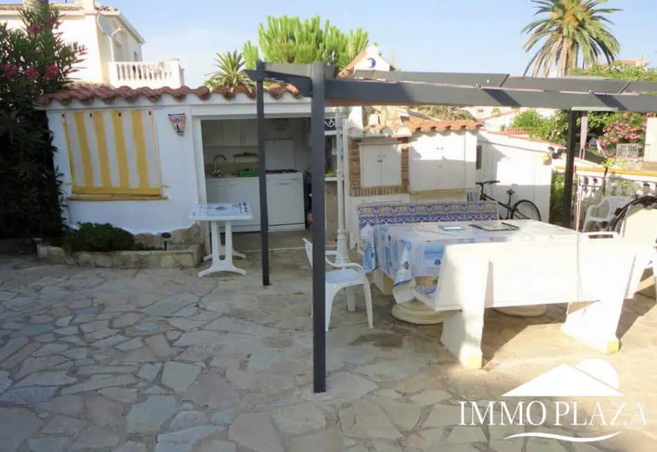 Vila al canal de 2 apartaments (4 dormitoris) amb amarratge de 12,5m, piscina i garatge. Terreny 500m2.