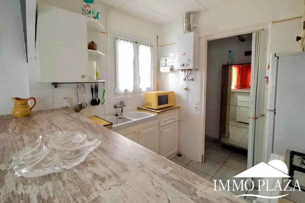 Vila al canal de 2 apartaments (4 dormitoris) amb amarratge de 12,5m, piscina i garatge. Terreny 500m2.