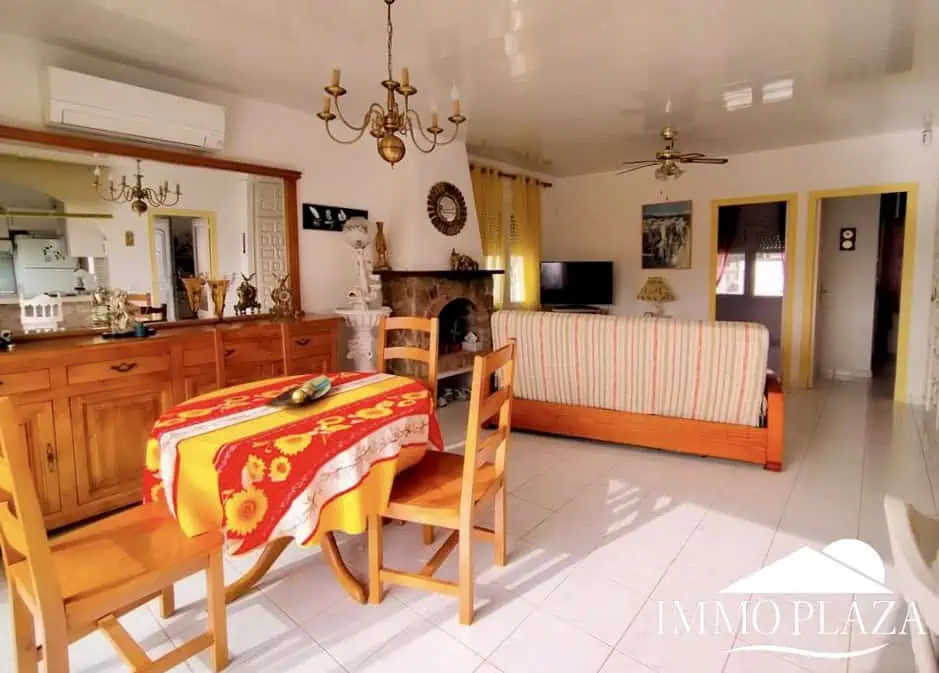 Vila al canal de 2 apartaments (4 dormitoris) amb amarratge de 12,5m, piscina i garatge. Terreny 500m2.