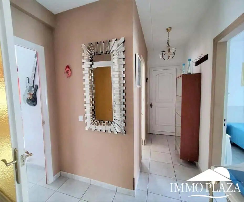 Vila al canal de 2 apartaments (4 dormitoris) amb amarratge de 12,5m, piscina i garatge. Terreny 500m2.