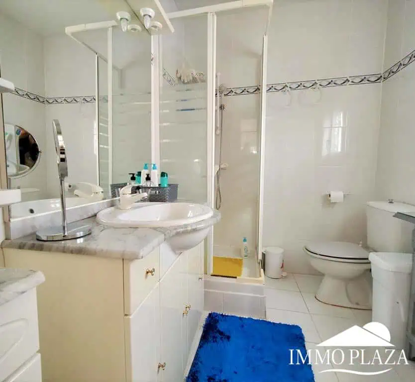 Vila al canal de 2 apartaments (4 dormitoris) amb amarratge de 12,5m, piscina i garatge. Terreny 500m2.