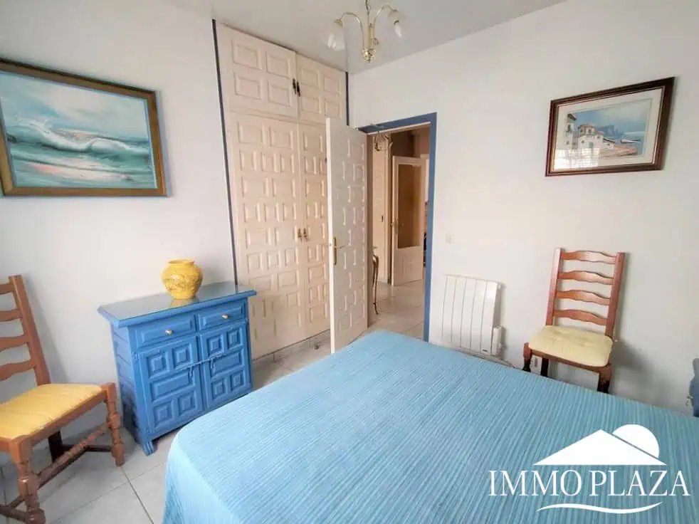 Vila al canal de 2 apartaments (4 dormitoris) amb amarratge de 12,5m, piscina i garatge. Terreny 500m2.