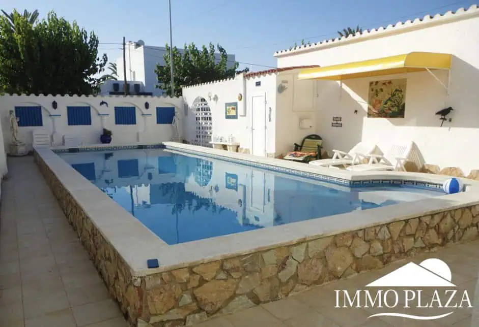 Vila al canal de 2 apartaments (4 dormitoris) amb amarratge de 12,5m, piscina i garatge. Terreny 500m2.