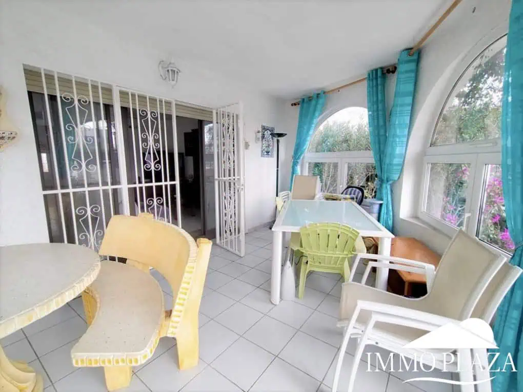 Vila al canal de 2 apartaments (4 dormitoris) amb amarratge de 12,5m, piscina i garatge. Terreny 500m2.