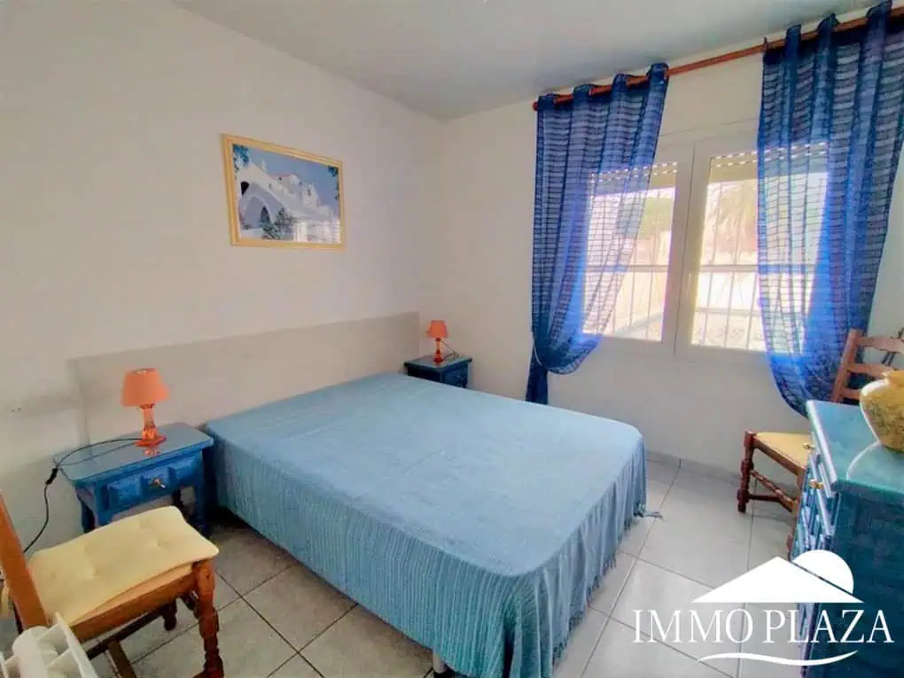 Vila al canal de 2 apartaments (4 dormitoris) amb amarratge de 12,5m, piscina i garatge. Terreny 500m2.