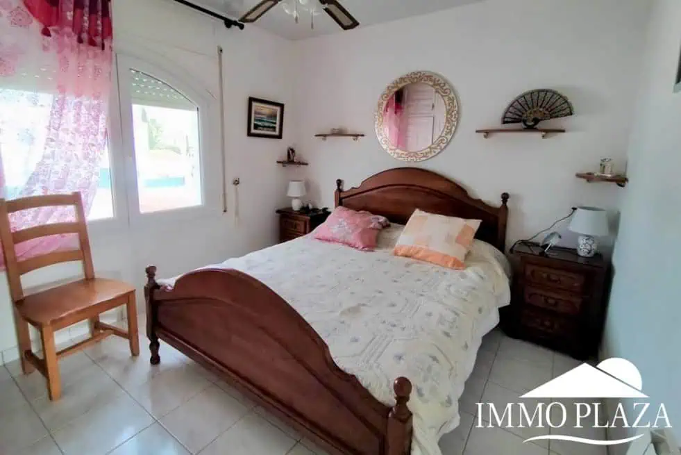 Vila al canal de 2 apartaments (4 dormitoris) amb amarratge de 12,5m, piscina i garatge. Terreny 500m2.