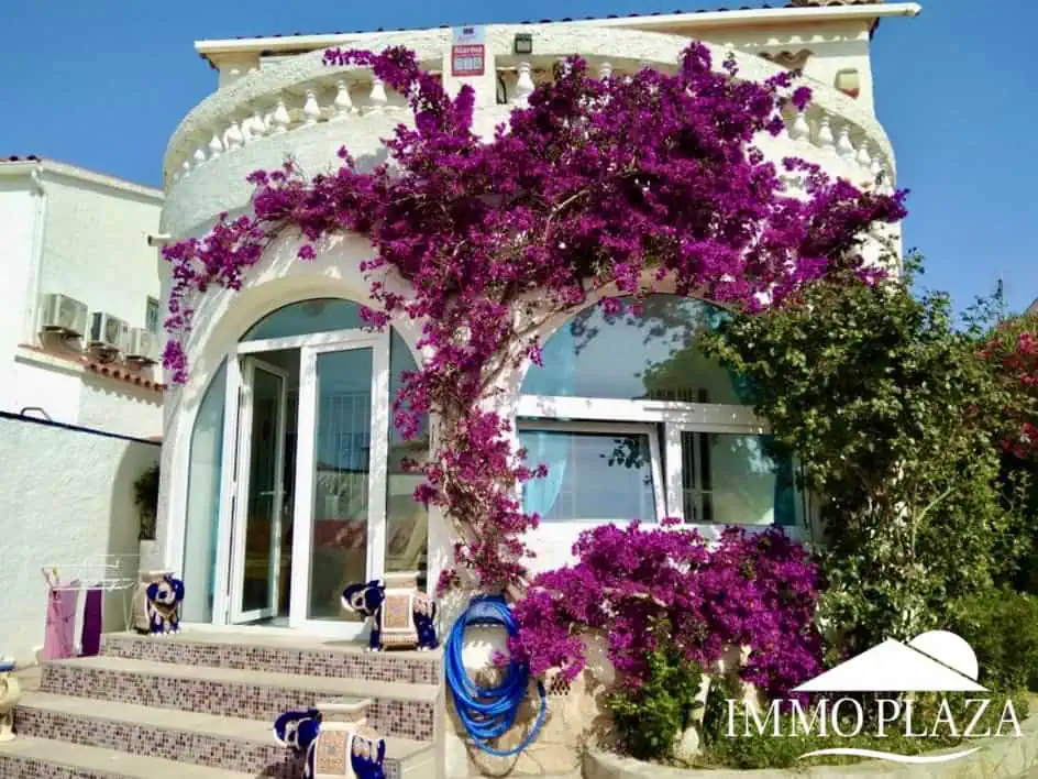 Vila al canal de 2 apartaments (4 dormitoris) amb amarratge de 12,5m, piscina i garatge. Terreny 500m2.