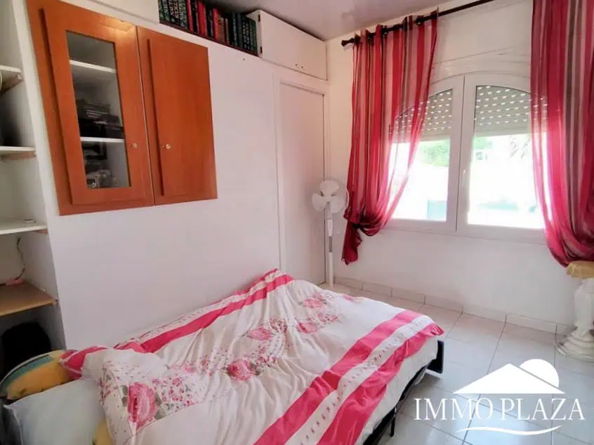 Vila al canal de 2 apartaments (4 dormitoris) amb amarratge de 12,5m, piscina i garatge. Terreny 500m2.