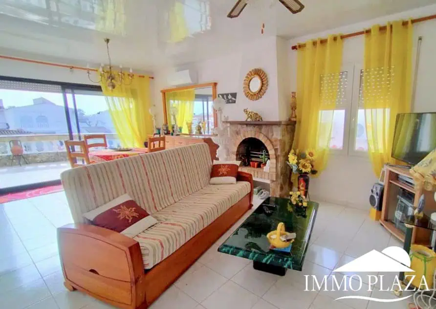 Vila al canal de 2 apartaments (4 dormitoris) amb amarratge de 12,5m, piscina i garatge. Terreny 500m2.