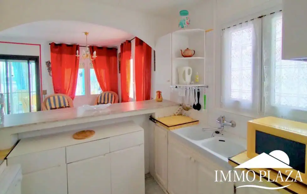 Vila al canal de 2 apartaments (4 dormitoris) amb amarratge de 12,5m, piscina i garatge. Terreny 500m2.