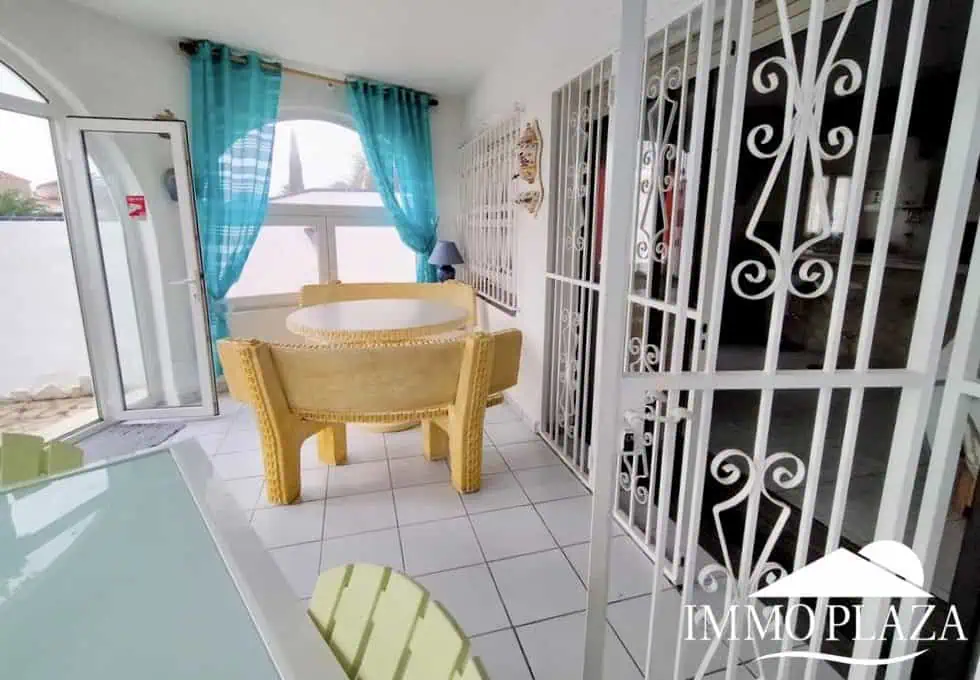 Vila al canal de 2 apartaments (4 dormitoris) amb amarratge de 12,5m, piscina i garatge. Terreny 500m2.