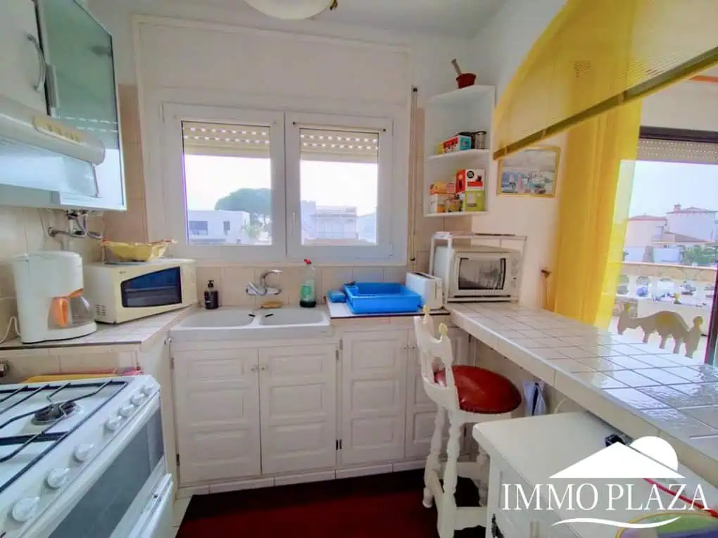 Vila al canal de 2 apartaments (4 dormitoris) amb amarratge de 12,5m, piscina i garatge. Terreny 500m2.