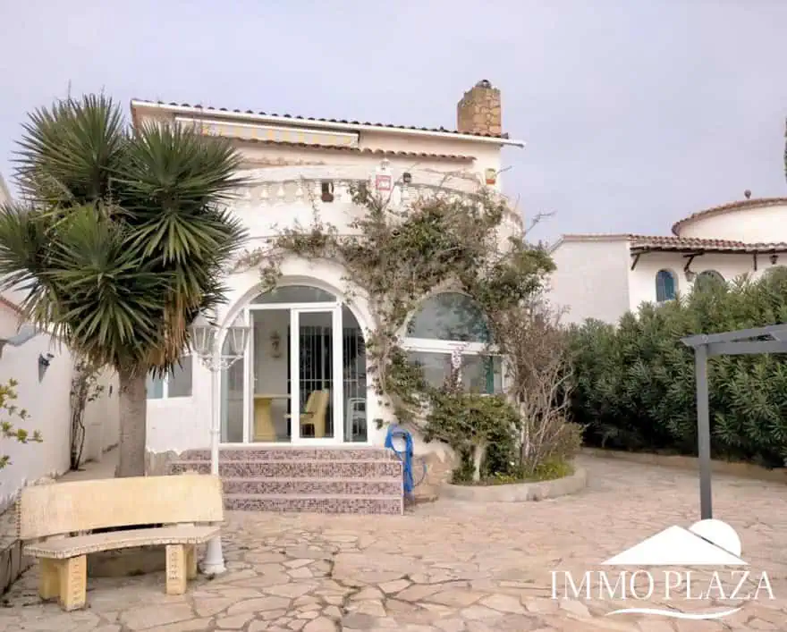 Vila al canal de 2 apartaments (4 dormitoris) amb amarratge de 12,5m, piscina i garatge. Terreny 500m2.