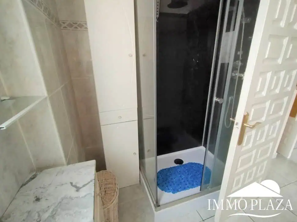 Vila al canal de 2 apartaments (4 dormitoris) amb amarratge de 12,5m, piscina i garatge. Terreny 500m2.