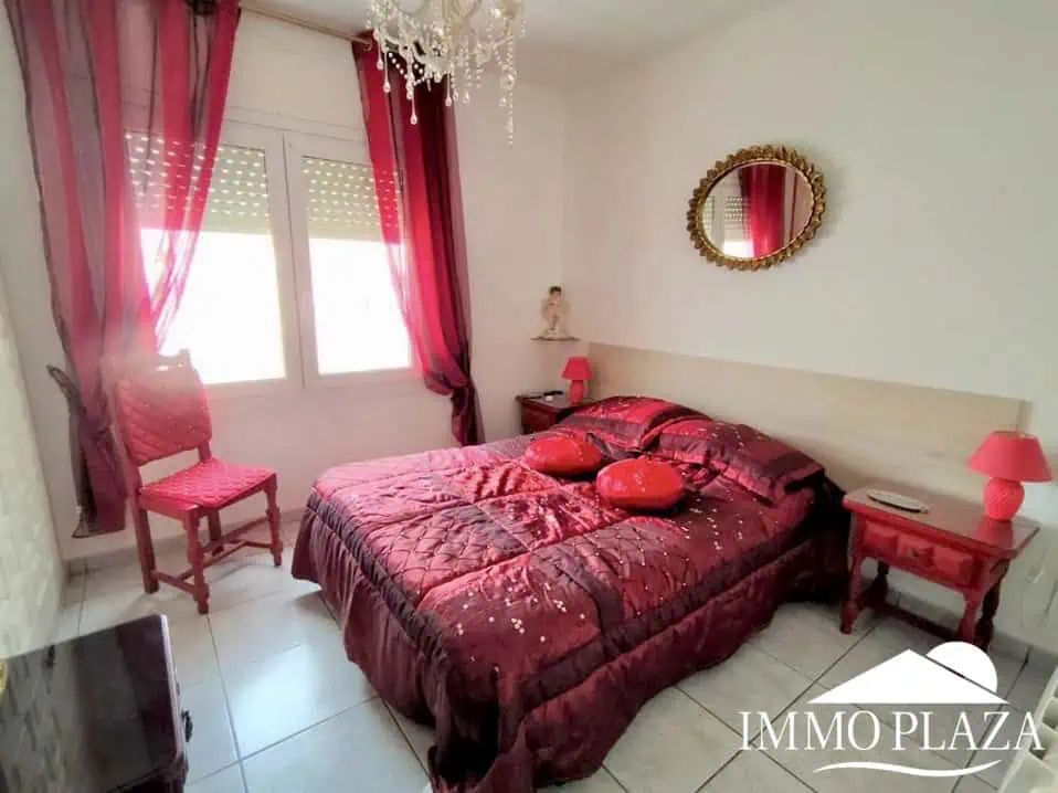 Vila al canal de 2 apartaments (4 dormitoris) amb amarratge de 12,5m, piscina i garatge. Terreny 500m2.