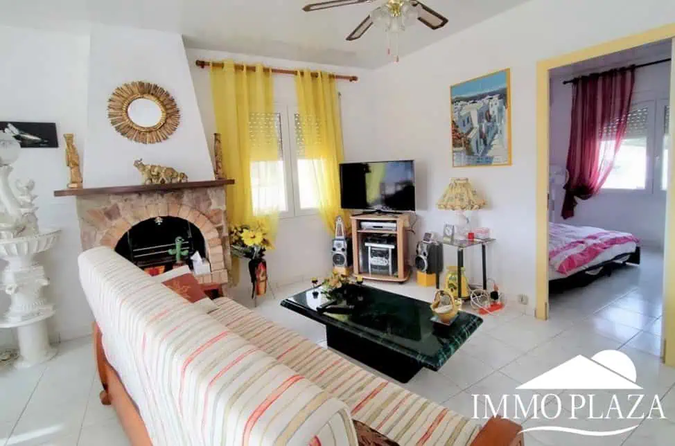 Vila al canal de 2 apartaments (4 dormitoris) amb amarratge de 12,5m, piscina i garatge. Terreny 500m2.