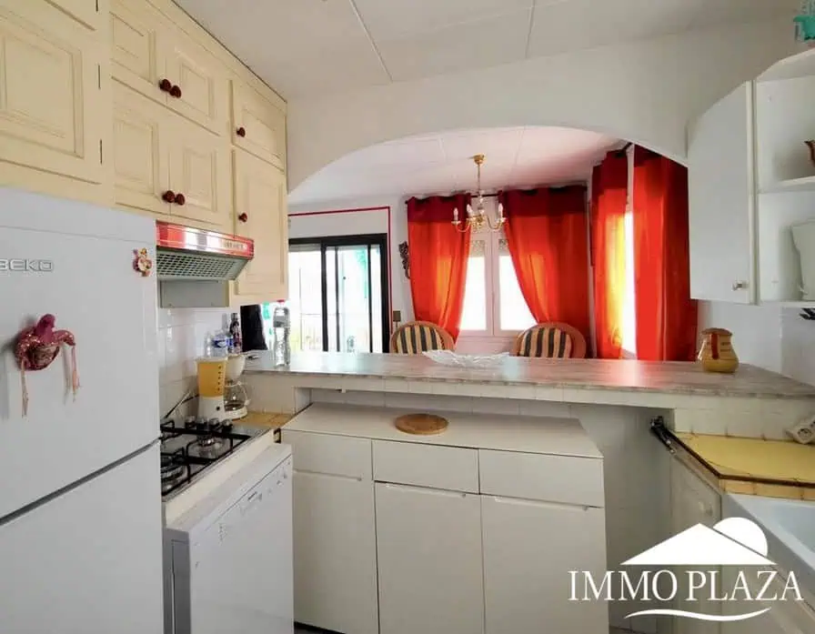 Vila al canal de 2 apartaments (4 dormitoris) amb amarratge de 12,5m, piscina i garatge. Terreny 500m2.