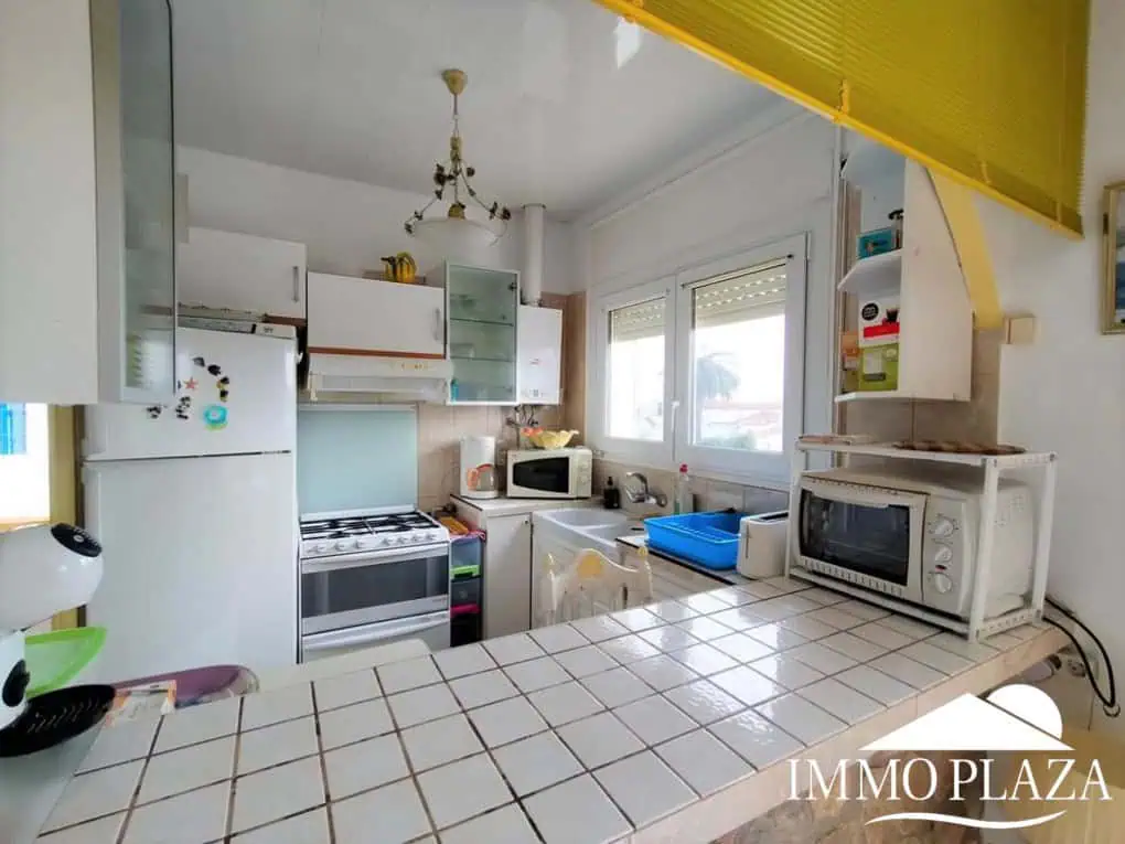 Vila al canal de 2 apartaments (4 dormitoris) amb amarratge de 12,5m, piscina i garatge. Terreny 500m2.