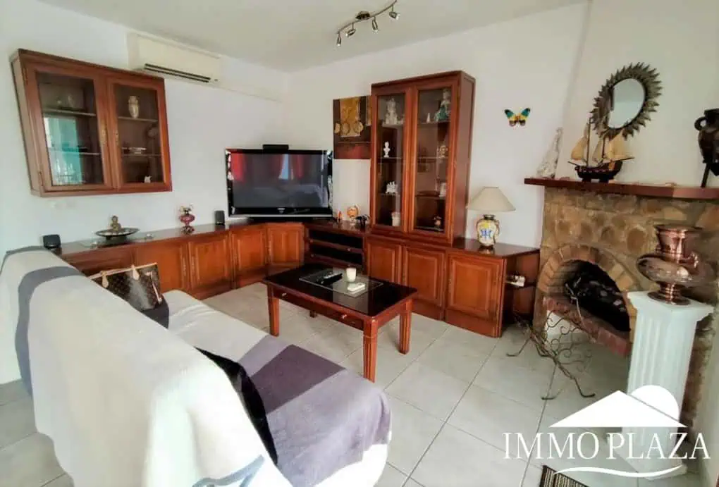 Vila al canal de 2 apartaments (4 dormitoris) amb amarratge de 12,5m, piscina i garatge. Terreny 500m2.