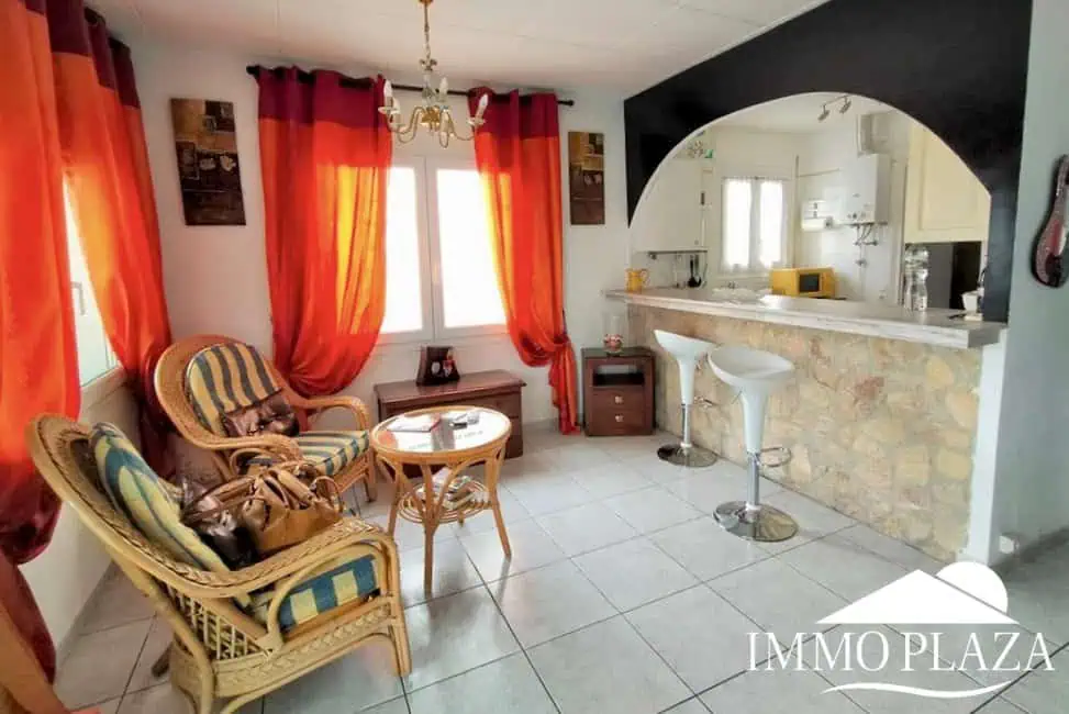 Vila al canal de 2 apartaments (4 dormitoris) amb amarratge de 12,5m, piscina i garatge. Terreny 500m2.
