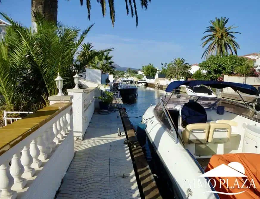 Vila al canal de 2 apartaments (4 dormitoris) amb amarratge de 12,5m, piscina i garatge. Terreny 500m2.