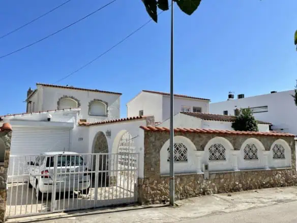 Canal villa with 2 apartments (4 bedrooms) with 12,5m mooring, pool and garage. Plot 500m2.