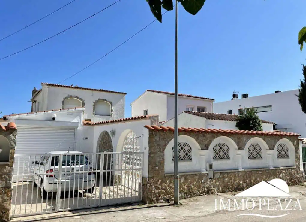 Vila al canal de 2 apartaments (4 dormitoris) amb amarratge de 12,5m, piscina i garatge. Terreny 500m2.