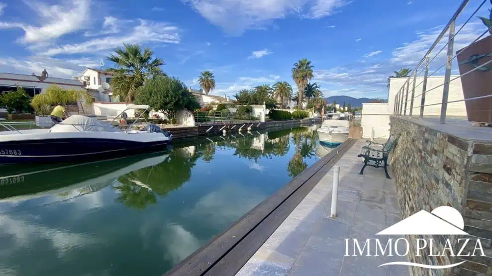 Superb modern villa on one level on the Falconera canal, with mooring and swimming pool – Empuriabrava