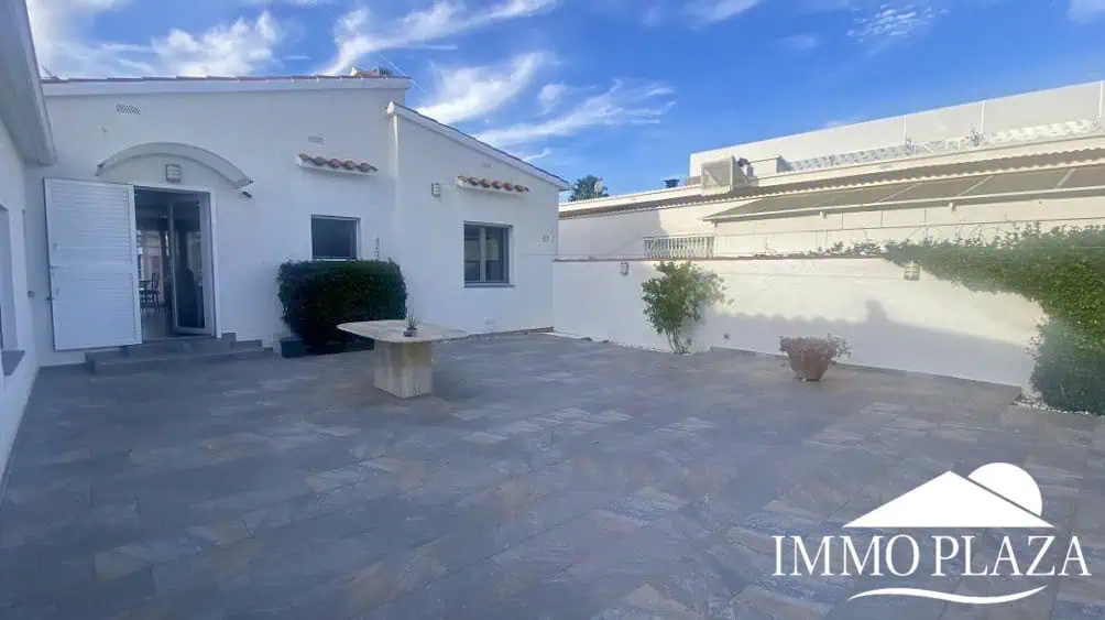 Superb modern villa on one level on the Falconera canal, with mooring and swimming pool – Empuriabrava