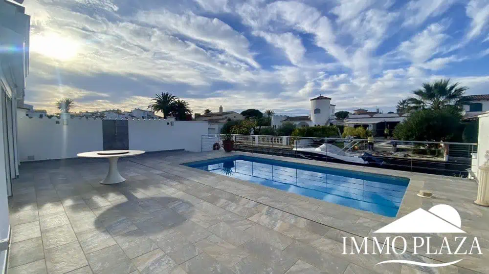 Superb modern villa on one level on the Falconera canal, with mooring and swimming pool – Empuriabrava