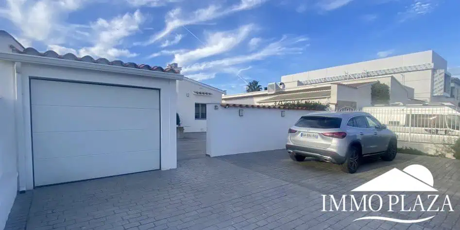 Superb modern villa on one level on the Falconera canal, with mooring and swimming pool – Empuriabrava
