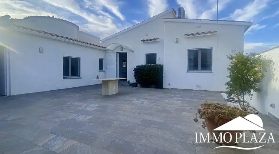 Superb modern villa on one level on the Falconera canal, with mooring and swimming pool – Empuriabrava