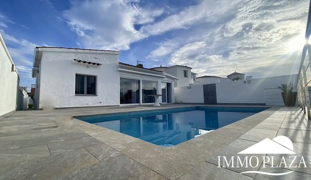 Superb modern villa on one level on the Falconera canal, with mooring and swimming pool – Empuriabrava