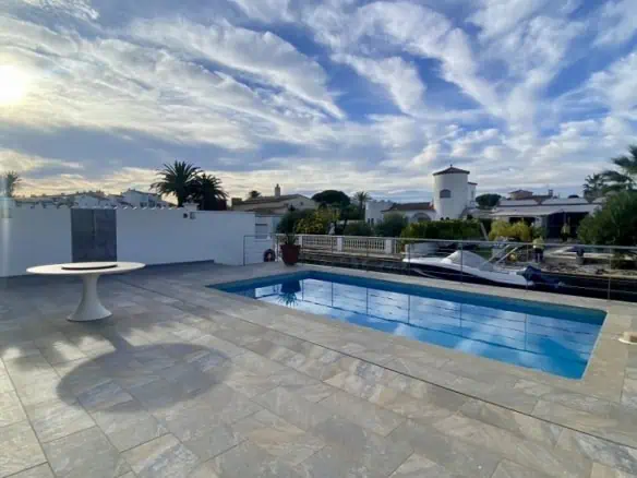 Superb modern villa on one level on the Falconera canal, with mooring and swimming pool – Empuriabrava