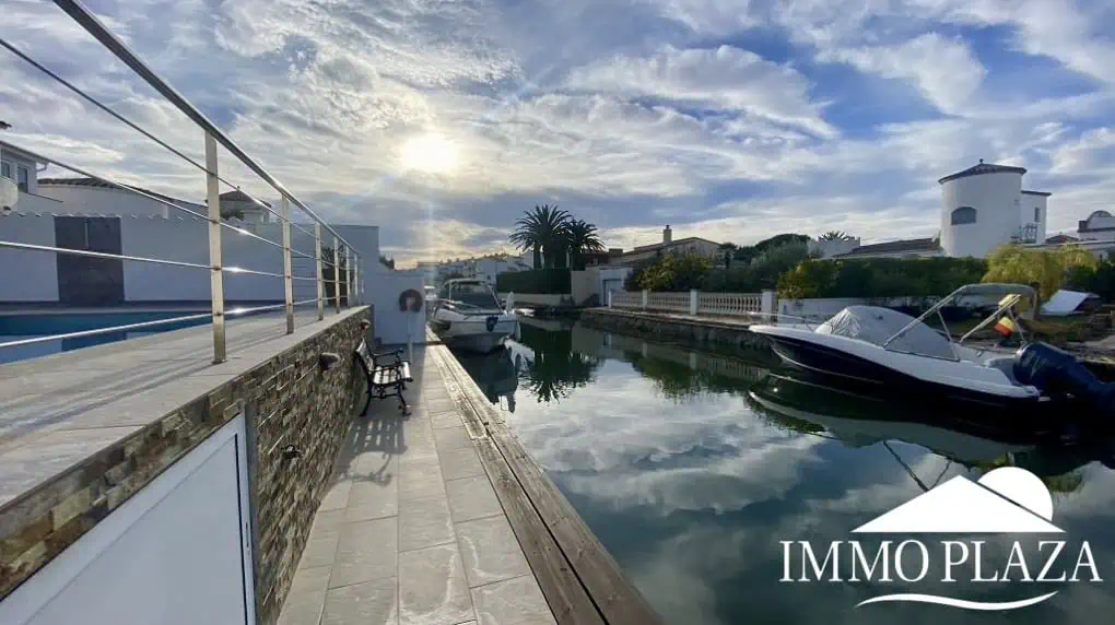 Superb modern villa on one level on the Falconera canal, with mooring and swimming pool – Empuriabrava