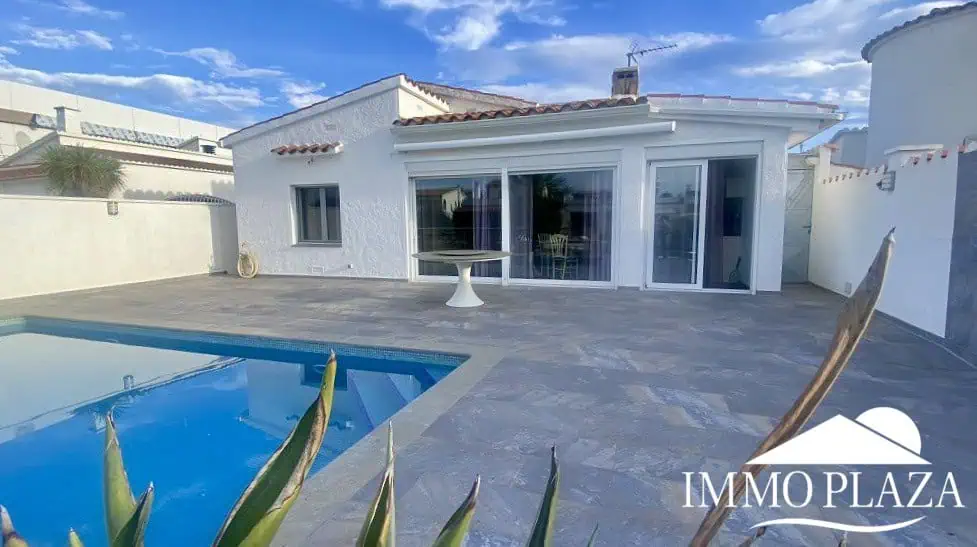 Superb modern villa on one level on the Falconera canal, with mooring and swimming pool – Empuriabrava