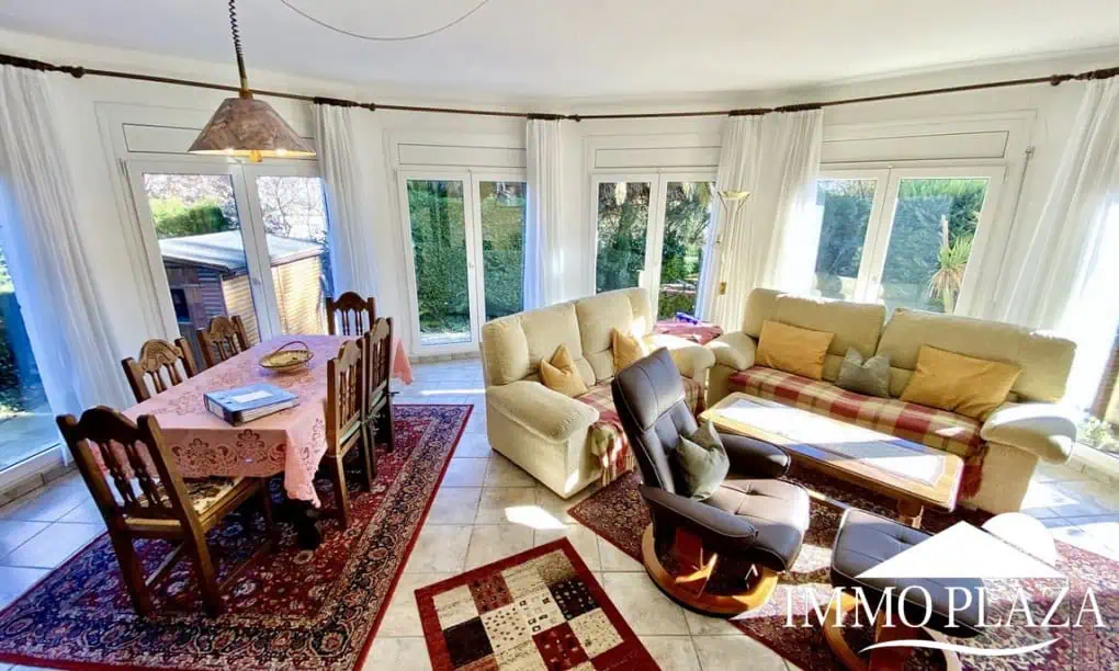 Schöne typische Villa in Meeresnähe mit 2 Wohnungen, 4 Schlafzimmern, 2 Bädern, 1 Garage, 2 Stellplätzen, Swimmingpool!