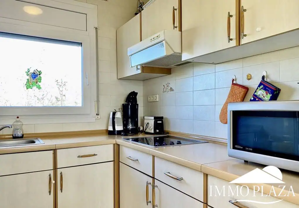 Schöne typische Villa in Meeresnähe mit 2 Wohnungen, 4 Schlafzimmern, 2 Bädern, 1 Garage, 2 Stellplätzen, Swimmingpool!