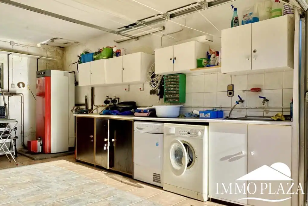 Schöne typische Villa in Meeresnähe mit 2 Wohnungen, 4 Schlafzimmern, 2 Bädern, 1 Garage, 2 Stellplätzen, Swimmingpool!