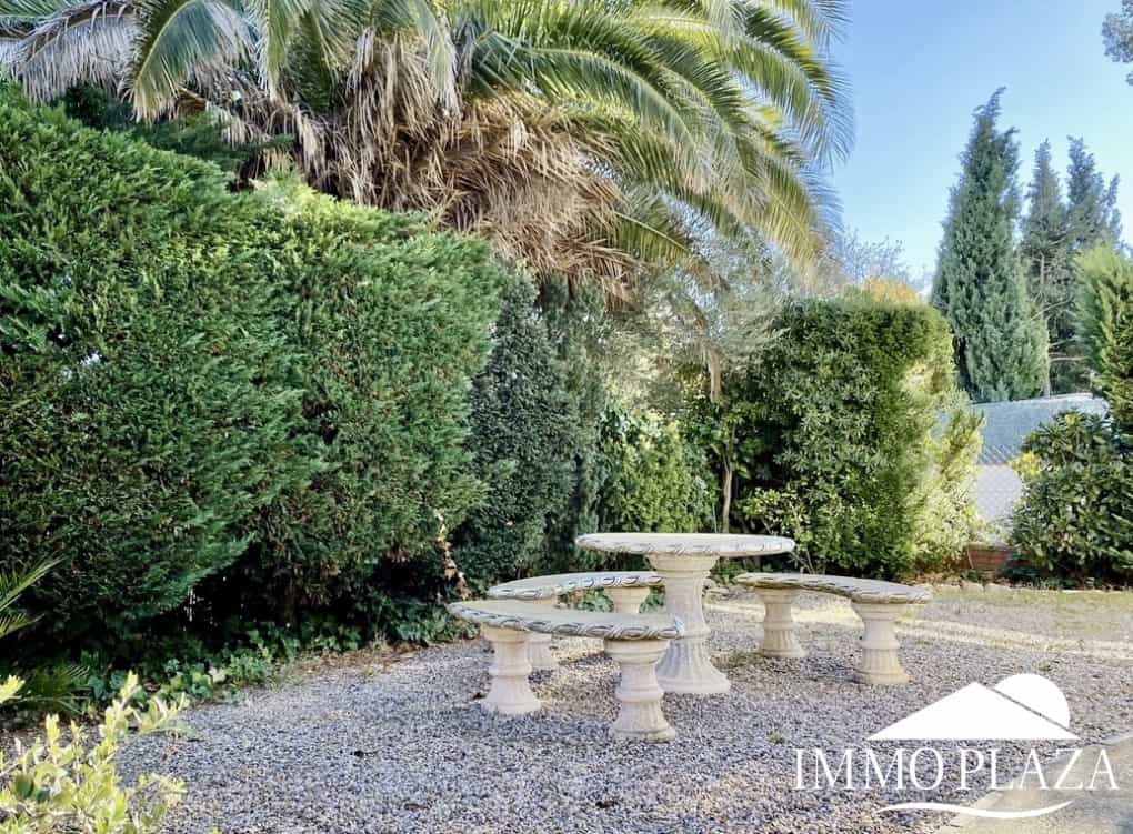 Schöne typische Villa in Meeresnähe mit 2 Wohnungen, 4 Schlafzimmern, 2 Bädern, 1 Garage, 2 Stellplätzen, Swimmingpool!