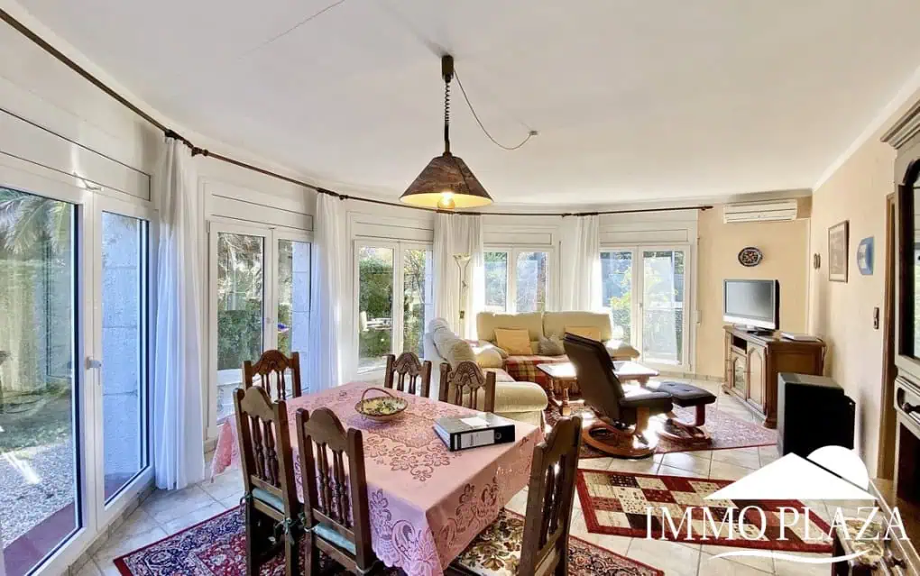 Schöne typische Villa in Meeresnähe mit 2 Wohnungen, 4 Schlafzimmern, 2 Bädern, 1 Garage, 2 Stellplätzen, Swimmingpool!