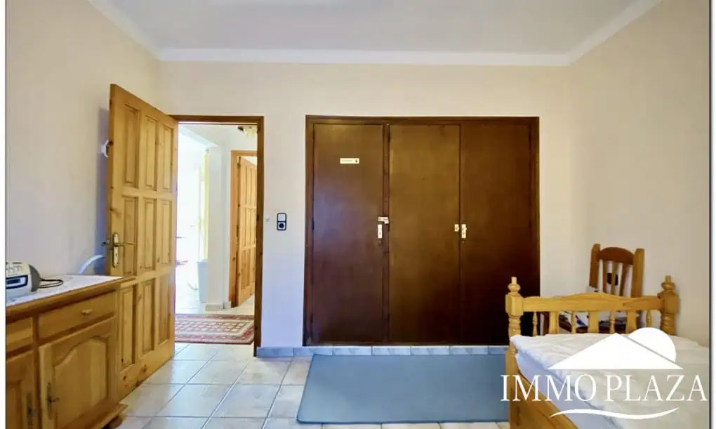 Schöne typische Villa in Meeresnähe mit 2 Wohnungen, 4 Schlafzimmern, 2 Bädern, 1 Garage, 2 Stellplätzen, Swimmingpool!