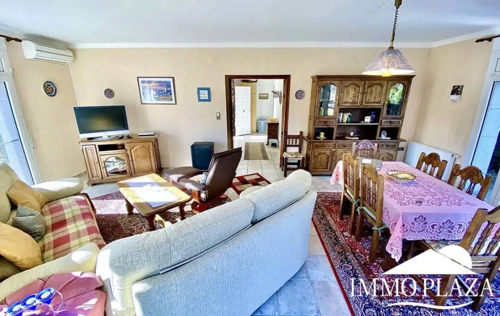 Schöne typische Villa in Meeresnähe mit 2 Wohnungen, 4 Schlafzimmern, 2 Bädern, 1 Garage, 2 Stellplätzen, Swimmingpool!