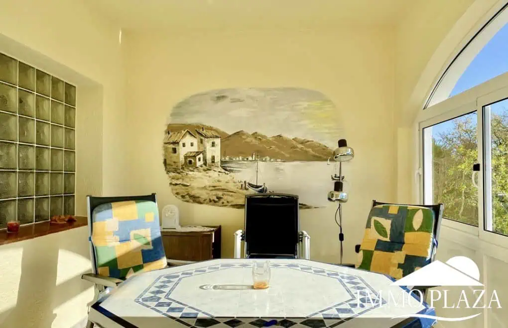 Schöne typische Villa in Meeresnähe mit 2 Wohnungen, 4 Schlafzimmern, 2 Bädern, 1 Garage, 2 Stellplätzen, Swimmingpool!